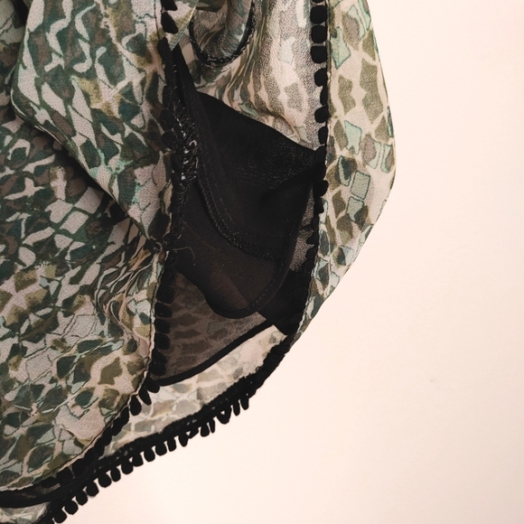 Guess green reptile printed tank top. Size XS - Picture 6 of 6